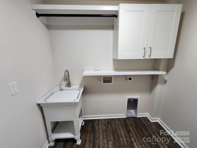 Building Photo - 326 Sadie Dr