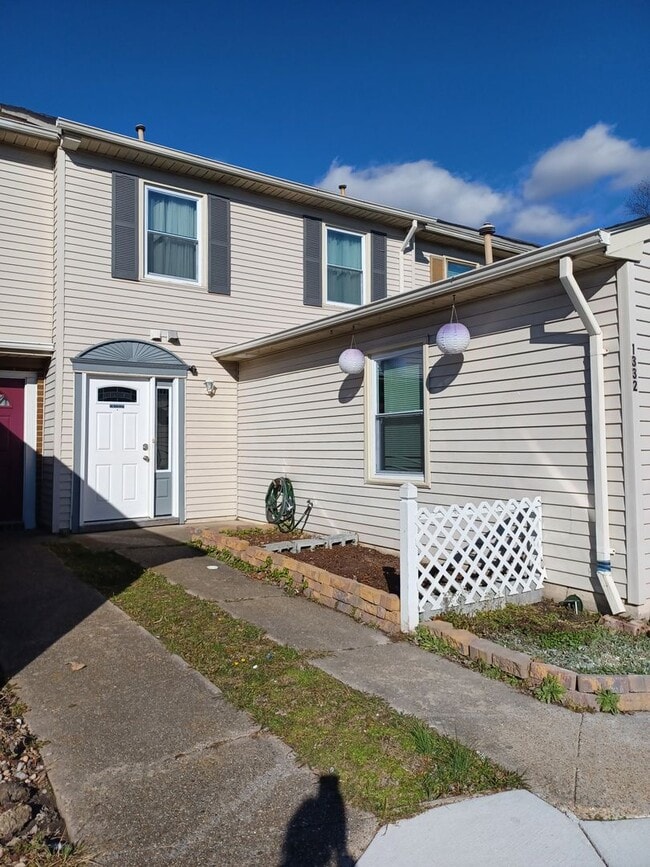 Building Photo - Spacious 3 BR townhouse in VA Beach with a garage