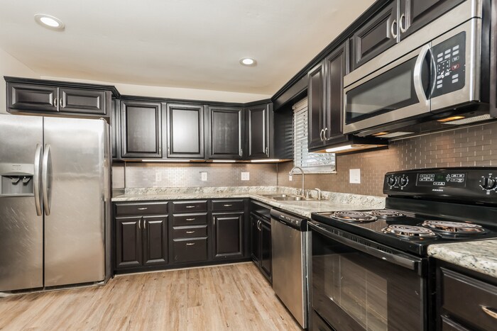 Building Photo - 9715 Stagecoach Dr S
