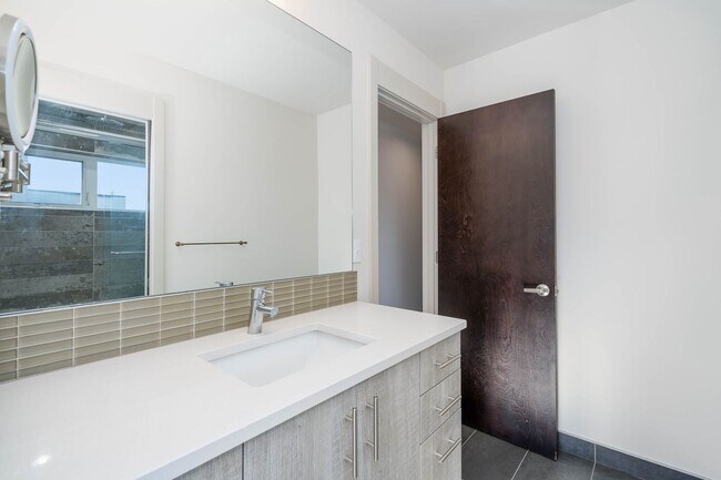 Building Photo - 3bd/1.75ba Seattle Townhome