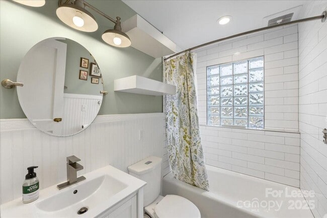 Building Photo - 5712 Oak Dr