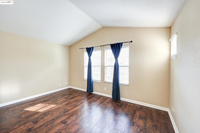 Building Photo - 220 Whispering Oaks Ct