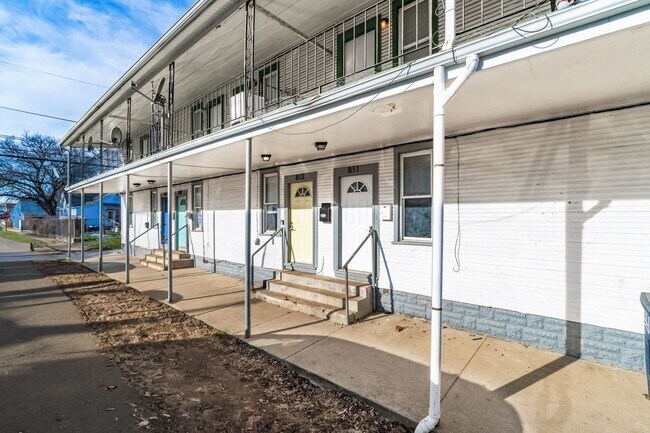 Building Photo - Freshly Updated Townhome Apartment!