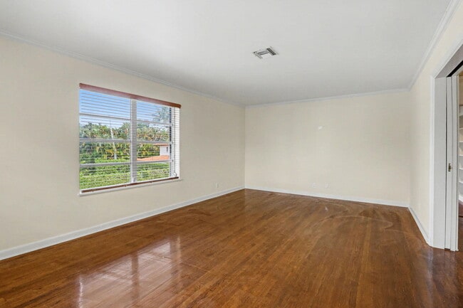 Building Photo - 240 Oleander Ave