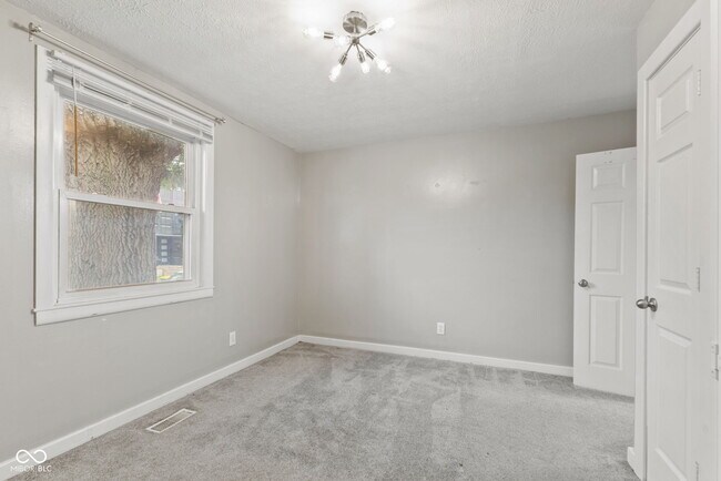 Building Photo - 734 Parkway Ave