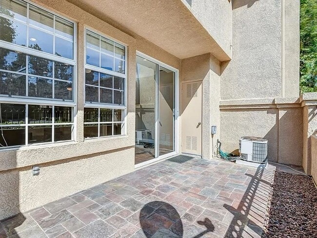 Building Photo - 10 Promontory Park