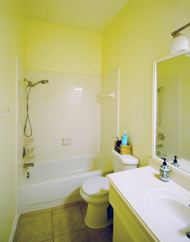 Building Photo - 3219 Summerland Dr