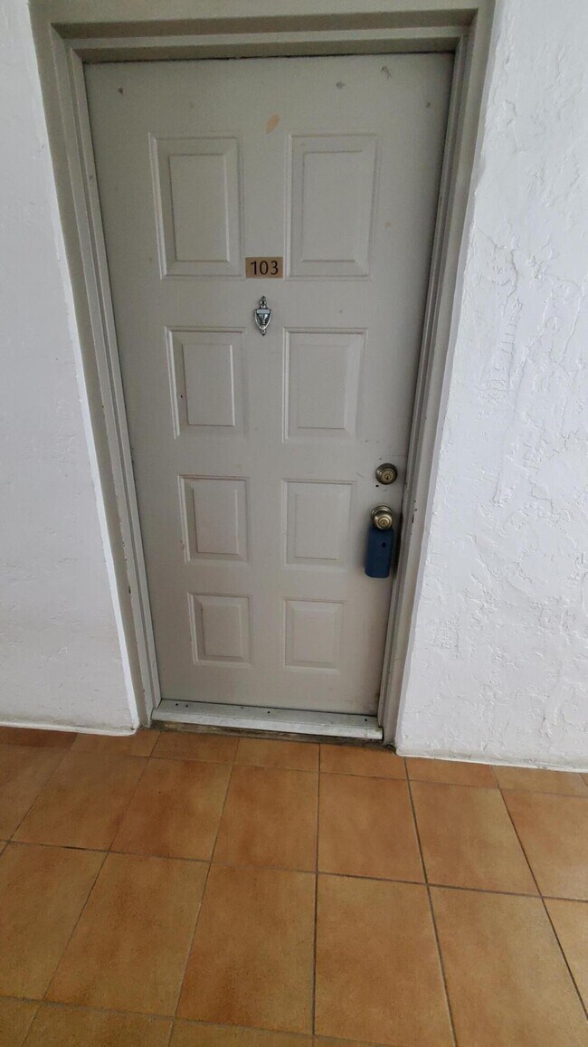 Building Photo - 721 N Pine Island Rd