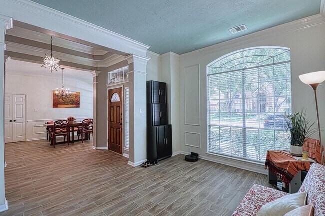 Building Photo - 2123 Meadow Park Cir