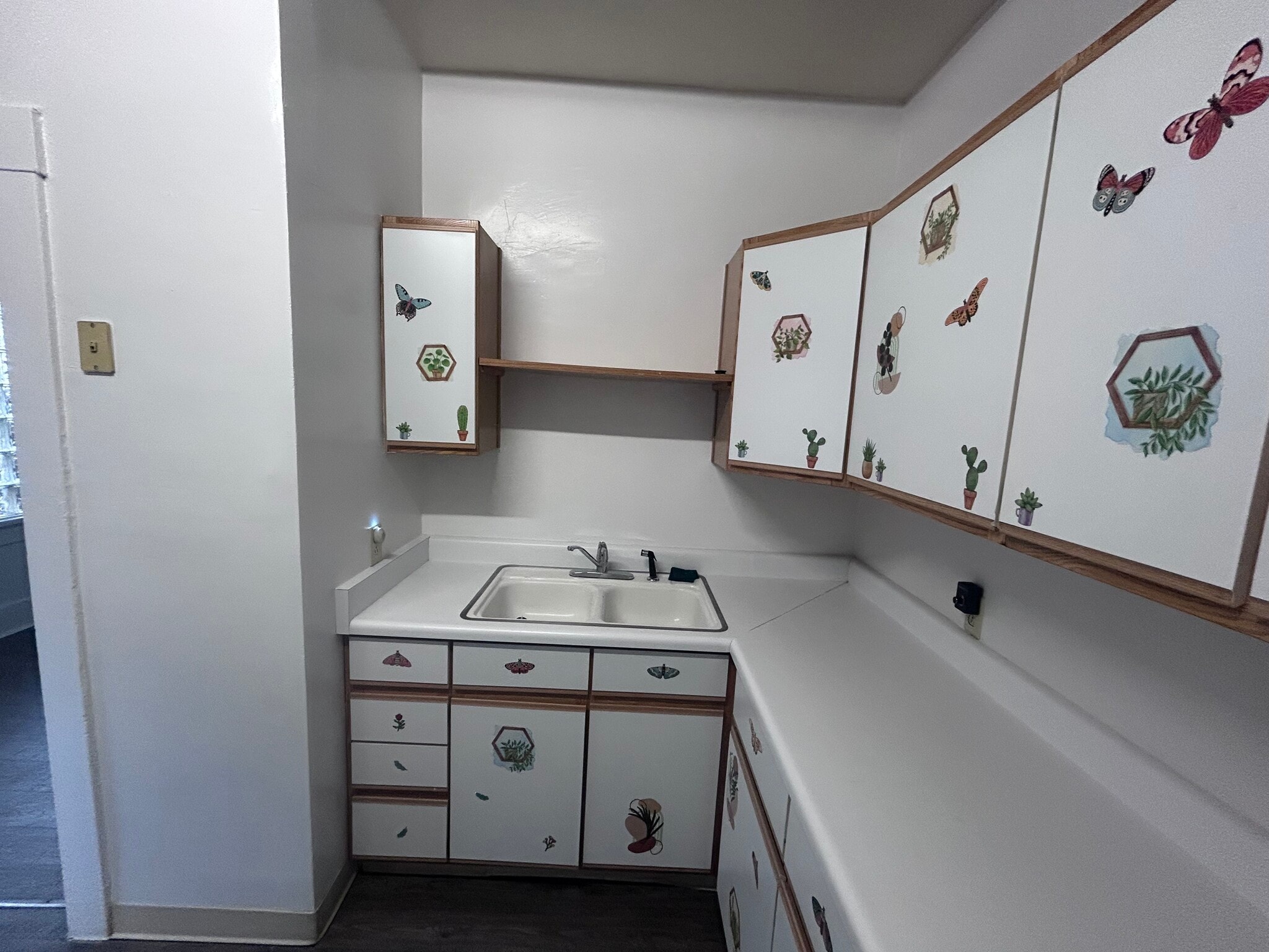 Kitchen sink - 616 E 8th St