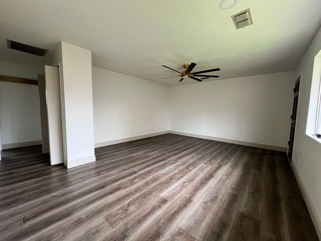 Building Photo - Riverside