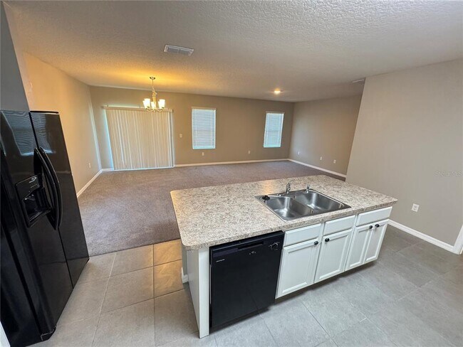 Building Photo - 2323 Silverview Dr