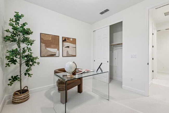 Building Photo - Beautiful Corner-Unit Townhome Near Downtown – 4 Bed | 3 baths