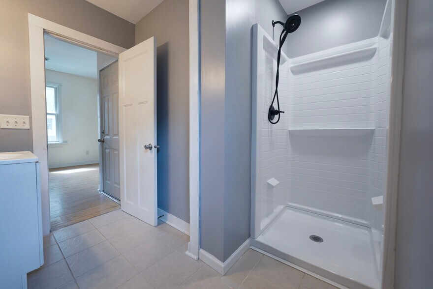 Shower - 1035 Victoria St N