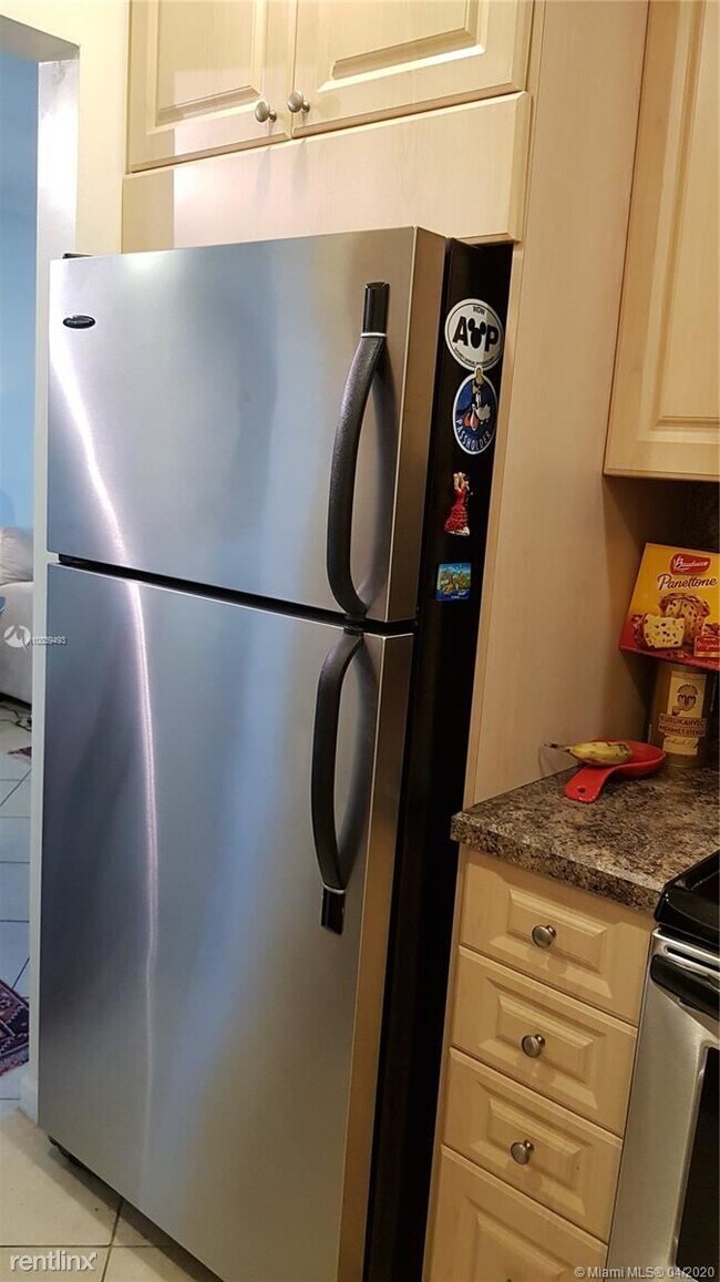 Building Photo - 1 br, 1 bath  - 2990 NE 16th Ave