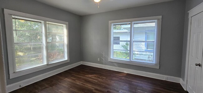 Building Photo - Move in Special $500 off first  full month