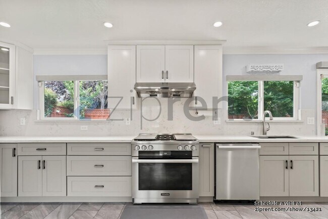 Building Photo - 5016 Wembley Ct