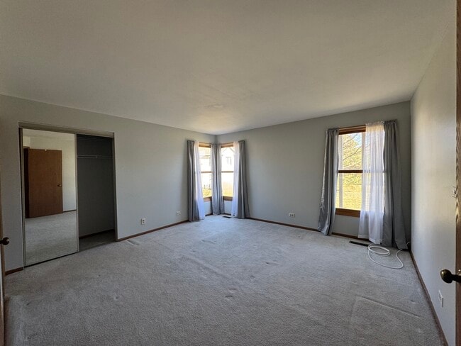 Building Photo - 1871 Fox Run Dr