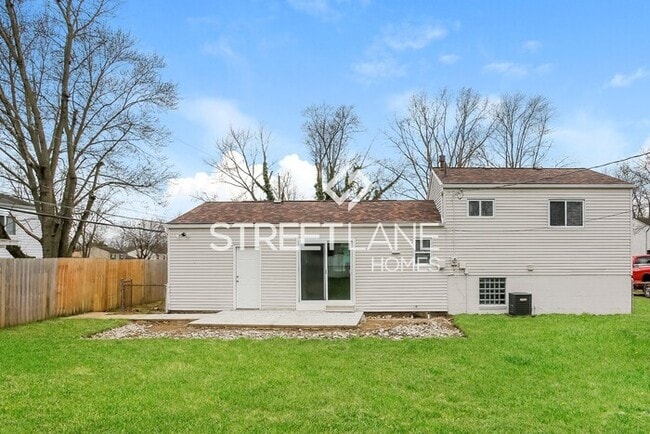 Building Photo - REDUCED!