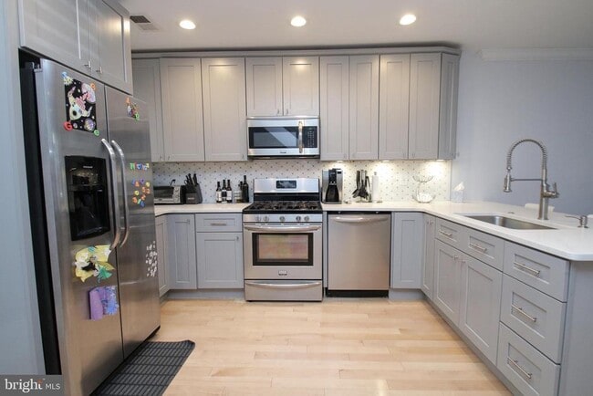 Building Photo - 703 S 17th St