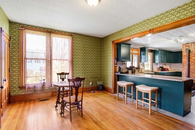 Building Photo - 19 Pine St