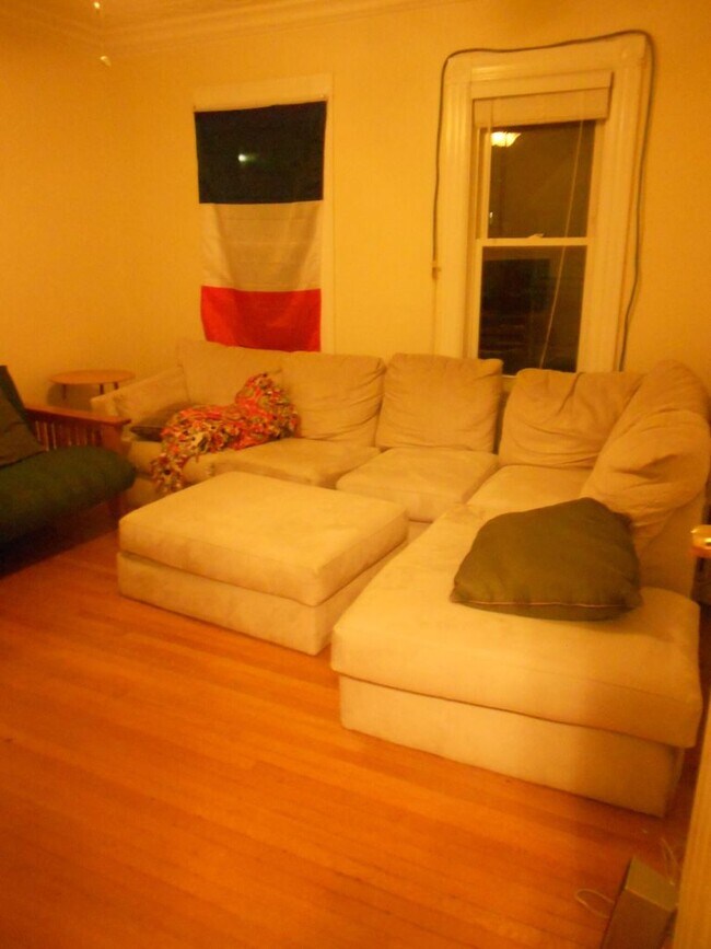 Building Photo - Charming 4 Bedroom-No Broker  Fee