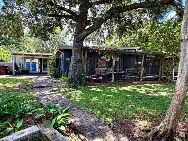 Building Photo - 1227 Country Club Dr