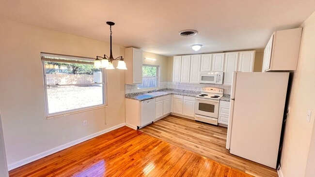Building Photo - Charming 2-Bed Retreat in the Heart of Mount Dora! PRIME LOCATION! DONT MISS OUT!