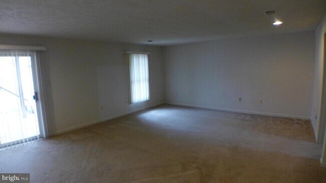 Building Photo - 10008 Manor Pl