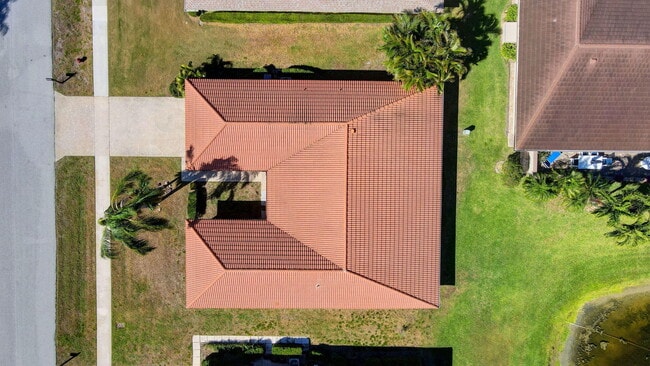 Building Photo - 10452 Greentrail Dr S