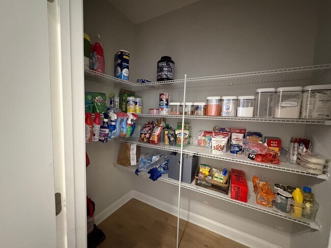 Building Photo - MOVE IN SPECIAL: $1000 OFF 1ST MONTH'S RENT!**