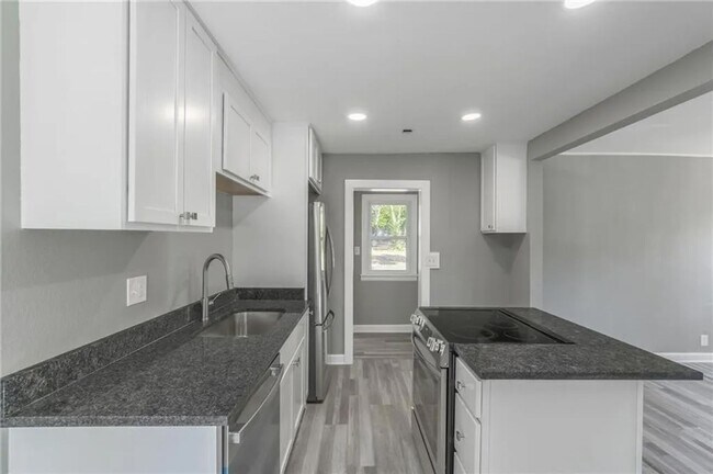 Building Photo - Updated 2/1 in Independence