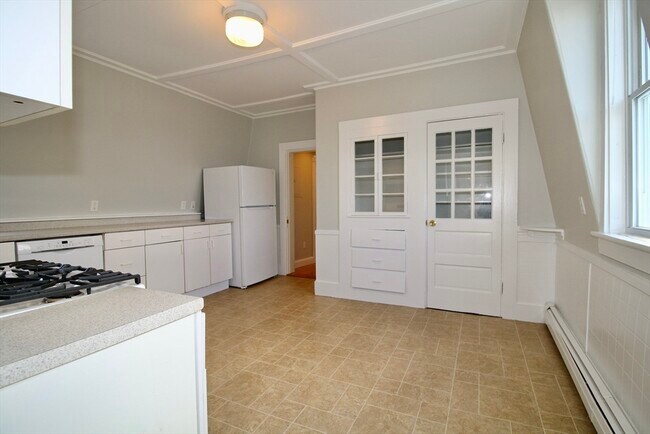 Building Photo - 2 Forest St