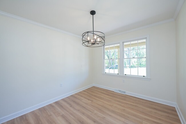 Building Photo - SPACIOUS RETREAT WITH DOWNTOWN CONVENIENCE