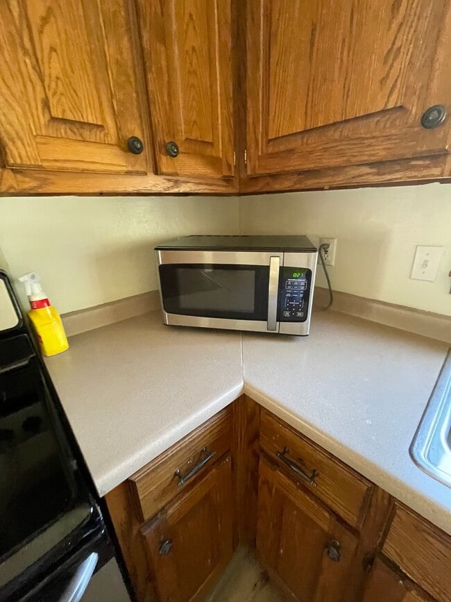 Building Photo - 3 Bedroom 2.5 Bath Townhome Located in Fou...