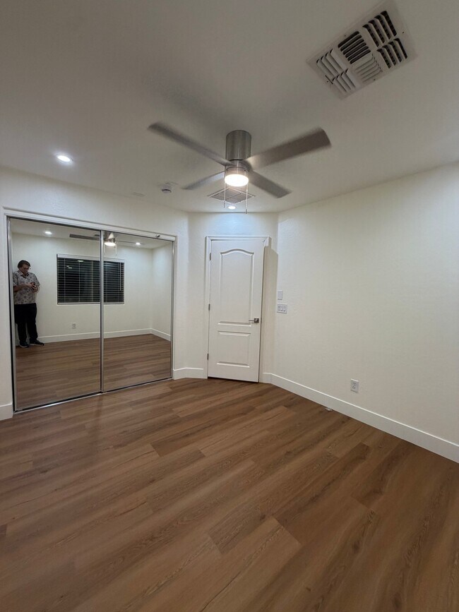Building Photo - 2741 E Quiet Hollow Ln
