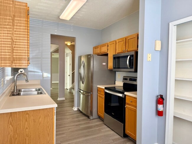 Building Photo - 3 Bed 2.5 Bath Hampton Home!