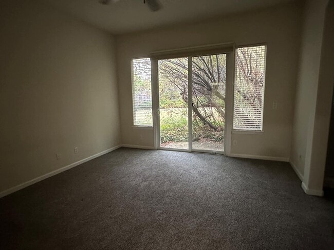 Building Photo - Charming 4 bedroom, 2 bathroom single fami...