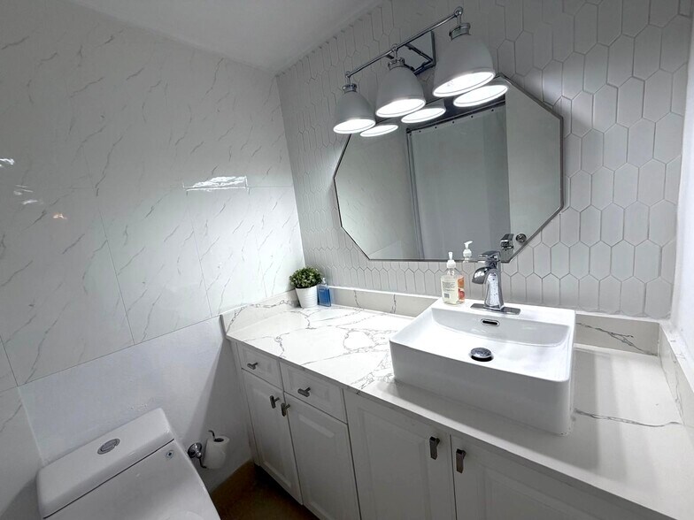 Building Photo - 1000 West Ave