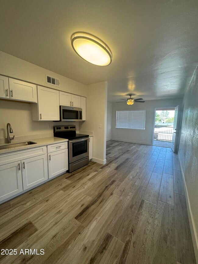 Building Photo - 738 W Pepper Pl