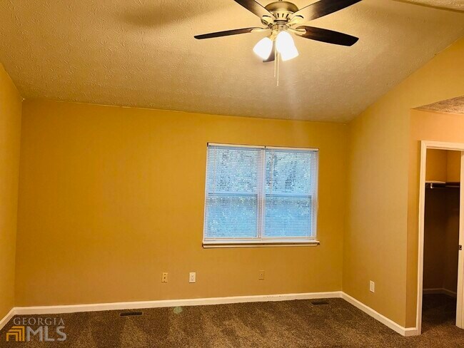 Building Photo - 6527 River Park Dr