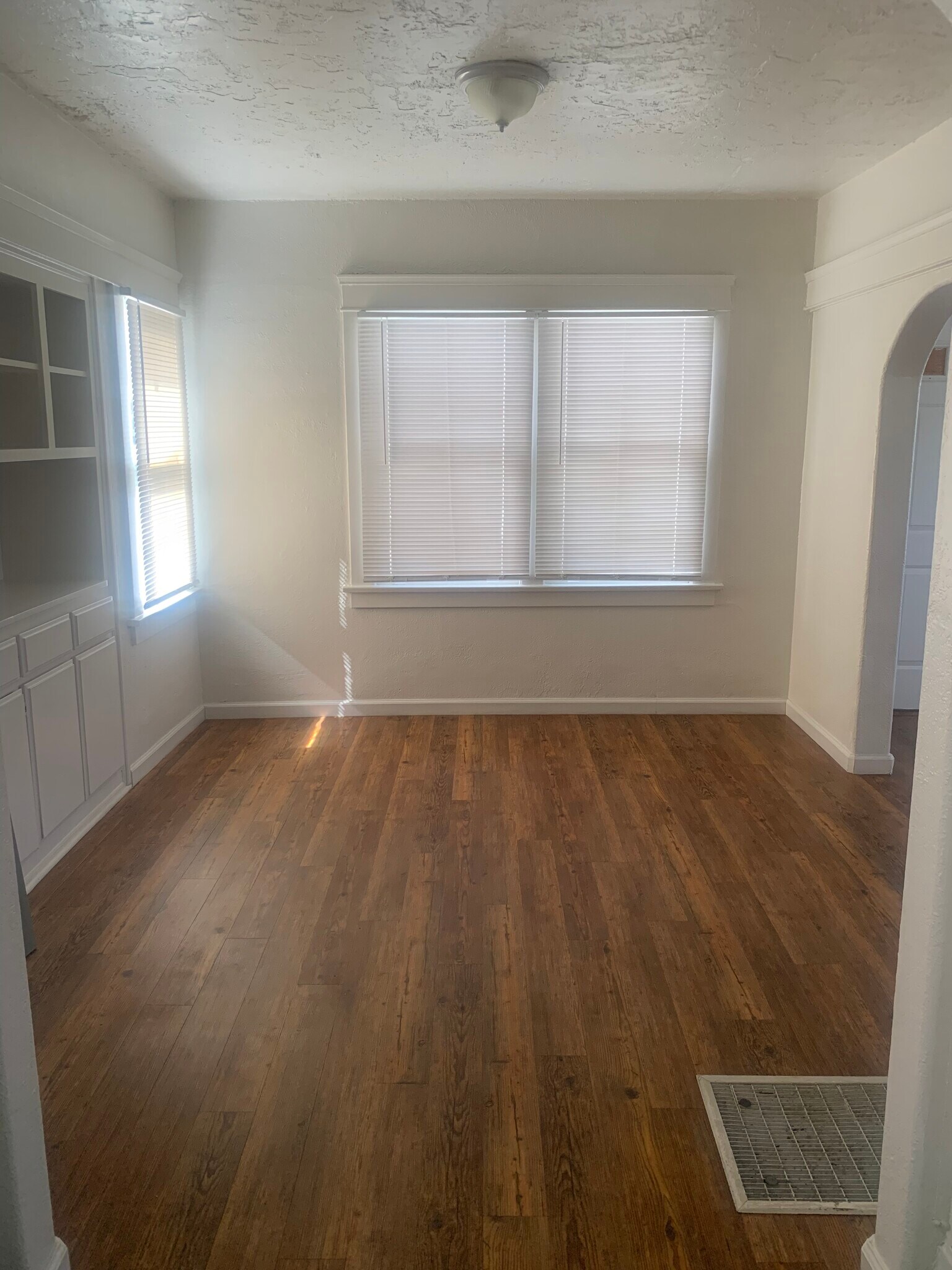 Building Photo - 1033 E 4th St