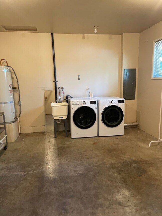 Building Photo - East Medford 3 Bedroom 2 Bathroom