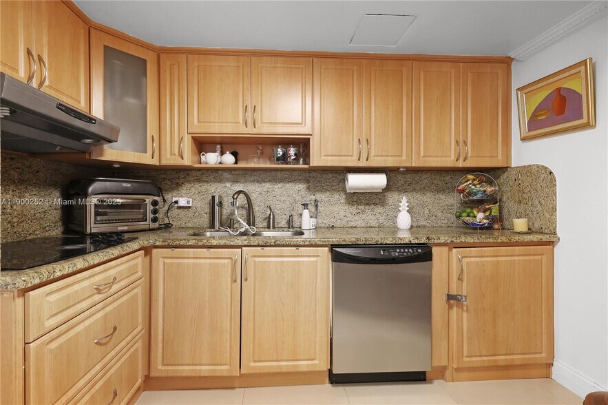 Building Photo - 801 Brickell Bay Dr