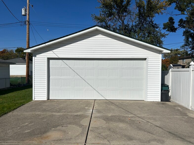 Building Photo - 52 Elmsford Dr