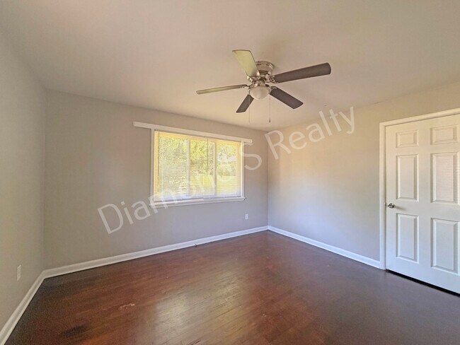 Building Photo - MOVE IN SPECIAL!  Spacious 3 Bed, 2 Bath Home with Large Yard Available!