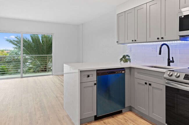 Building Photo - 2900 NE 30th St