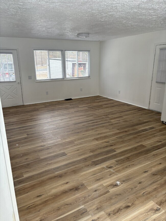 Building Photo - 3 bedroom in Greenville