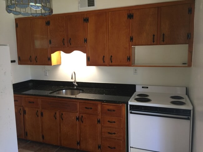 Building Photo - 3310 New England St