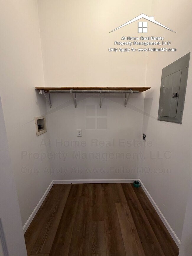 Building Photo - 13 W 5th St